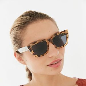 URBAN OUTFITTERS tortoise sunglasses